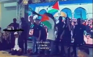 Vídeo mostra alunos da Anata High School vestidos como pistoleiros "atirando" em alunos vestidos como judeus religiosos, 20 de julho de 2022. (Captura de tela Twitter Shimon)