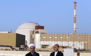 Ex-presidente do Irã, Hassan Rouhani e Ali Akbar Salehi, diretor da Organização de Energia Atômica do Irã (AEOI), na Usina Nuclear de Bushehr. (Foto: Reprodução/Wikimedia Commons)