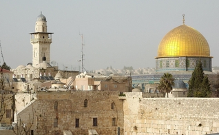 Vista do Muro das Lamentações, Jerusalém. (Imagem de DEZALB do Pixabay)