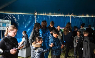 Estudantes assistem a um torneio de videogame realizado no Festival Manchester. (Foto: Reprodução / Nazarene)