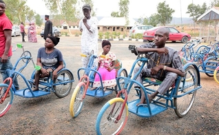 O veículo é adaptado para deficientes físicos e permite que os motoristas usem as mãos para pedalar. (Foto: Ezekiel Adams/UM News).