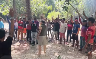 Joel Engel pregou a líderes indígenas da tribo Karajá. (Foto: Ministério Engel)