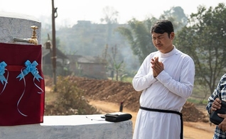 Pastor Oisin dedica o novo “Poço de Jesus”, construído após trabalho árduo. (Foto: Reprodução/GFA)