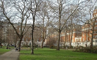 Tavistock Square, em Bloomsbury London, onde fica a Clínica Tavistock, fundada em 1920. (Foto: Reprodução/Wikipedia)
