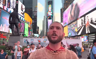 Phillip Blair prega na Times Square, em Nova York. (Captura de tela/Torch of Christ Ministries)