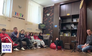 Os voluntários da Orphan's Promise ajudam refugiados na cidade ocupada de Berdyansk, na Ucrânia. (Captura de tela/CBN News)