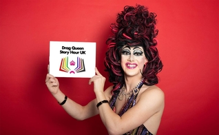 A personagem drag queen “Aida H. Dee”, em turnê no Reino Unido. (Foto: Facebook/aidahdeedrag)