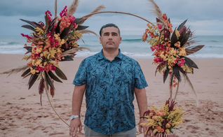 Omar Zaracho é celebrante de casamentos nas praias de Búzios. (Foto: Instagram/Celebrante Wedding)