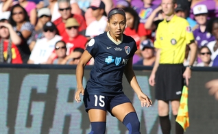 Jaelene Hinkle jogando pelo NC Courage, em 2017. (Foto: BDZ Sports/Wikimedia Commons)