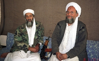 Osama bin Laden ao lado de seu conselheiro Ayman al-Zawahiri durante uma entrevista ao jornalista paquistanês Hamid Mir. (Foto: Hamid Mir/Creative Commons)