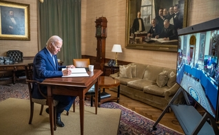 Joe Biden assina Ordem Executiva sobre facilitação de aborto. (Foto: Twitter/Joe Biden)