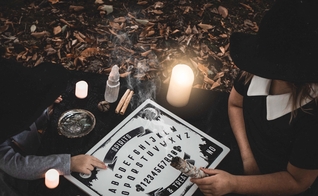 Tabuleiro Ouija, usado por satanistas. (Foto representativa: Unsplash/Alexia Rodrigues)