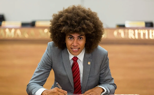 Renato Freitas é acusado de perturbação da prática de culto religioso. (Foto: Rodrigo Fonseca/Câmara Municipal de Curitiba). 