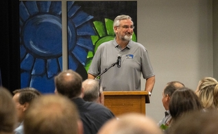 Eric Holcomb assinou projeto que restringe aborto no estado de Indiana. (Foto: Flickr Governor Eric Holcomb)