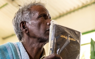 Indiano segura uma nova Bíblia. (Foto ilustrativa: IMB)