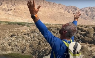 Slomi Lobaton agradece a Deus diante de um bolaine de água doce que, segundo ele, é parte da profecia cumprida. (Foto: Captura de tela/YouTube Israel com Aline)