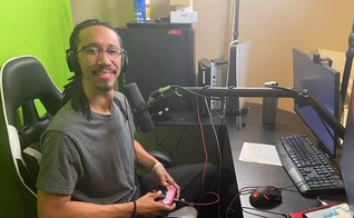 Joshua Clayton evangeliza durante suas transmissões online de games. (Foto: Baptist Press).