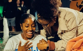 Universitários foram batizados em um chafariz durante evangelismo na Texas A&M University. (Foto: Instagram/New Life Young Adults).