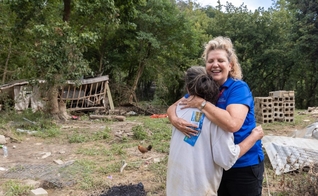 Carolyn, da equipe Billy Graham, abraça Sarah no momento em que ela aceita Jesus. (Foto: Reprodução/Billy Graham Evangelistic Association)