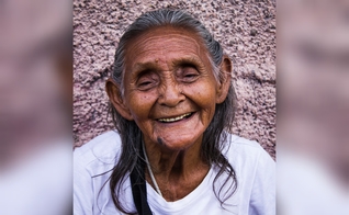 A idosa de 100 anos aceitou a Jesus e foi batizada no Peru.  (Foto: Imagem ilustrativa/Unsplash/Ursula Gamez).