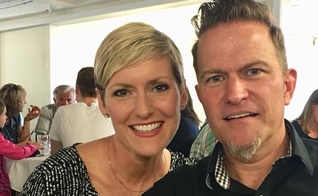 Clay e Renee Crosse: ‘Deus nos orientou a salvar o casamento’. (Foto: Facebook/ClayCrosseMinistries)