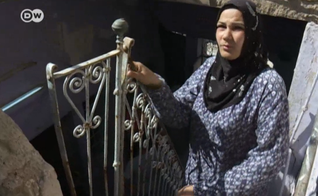 Mulher que vive em Mossul. (Captura de tela/DW)