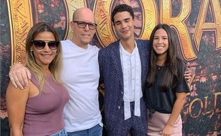 Jim Wahlberg (segundo à esquerda) com a esposa e filhos. (Foto: Instagram/Jim Wahlberg).