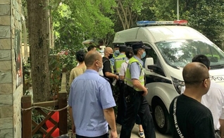 Policiais invadiram um culto da Igreja Early Rain Covenant, no domingo (14). (Foto: Cortesia/Radio Free Asia).