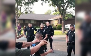 Integrantes da Victory Outreach oram pelos policiais nas ruas. (Captura de tela/Instagram/Victory Outreach Stockton)