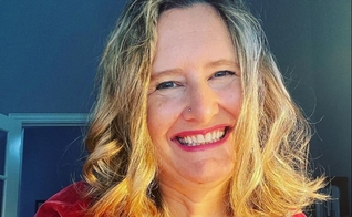 Mary DeMuth conta sua história em um livro: ‘Quero ajudar outras pessoas’. (Foto: Reprodução/CHVN Radio)