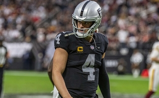 Derek Carr orou por uma fotógrafa que mancava e ela foi curada. (Foto: Wikimedia Commons/All-Pro Reels).