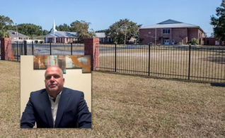 Escola Grace Christian School e o administrador Barry McKeen [no Destaque]. (Foto: Site Grace Christian School/Facebook bmckeen)