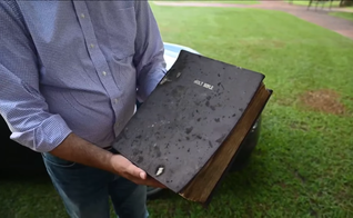 A Bíblia de 180 anos da Igreja Presbiteriana College Hill sobreviveu ao fogo. (Foto: Reprodução/YouTube/ABC24 Memphis).