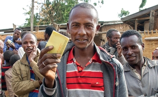 Homens etíopes recebem folhetos evangelísticos. (Foto: Facebook/World Missionary Press)