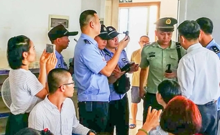 A polícia chinesa detém um membro durante culto. (Foto ilustrativa: Pray for China)