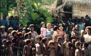 O casal Wayne Chen e Gail levaram o Evangelho a Biem, uma pequena ilha em Papua Nova Guiné. (Foto: Reprodução/CBN News).