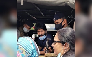 Salamat Masih (centro) vê sua mãe e sua advogada na chegada à prisão em Lahore, em 2021. (Foto: Morning Star News).