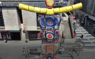 Estátua “deusa da Terra” inaugurada no centro da cidade da Cornualha, no Reino Unido. (Captura de tela/BBC)