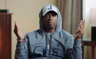 Deion Sanders fala de sua fé publicamente. (Foto: Captura de tela/Youtube NFL Network)