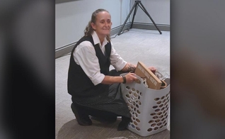 A garçonete Angie recebe ajuda do Ministério Filhas do Destino. (Foto: Facebook/Daughters of Destiny Ministries)