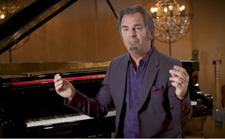 Jonathan Cain, da banda Journey, sobreviveu a um afogamento e a um incêndio. (Foto: Reprodução/YouTube/Jonathan Cain).