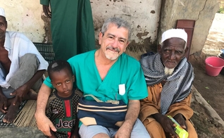 O médico argentino Dr. Abel Vallejos faz missões na África. (Foto: Abel Vallejos)
