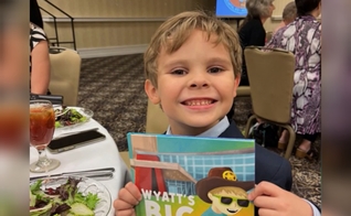 Wyatt Shield, de 6 anos, nasceu com dois polegares a mais nas mãos. (Foto: Reprodução/Fox TV).