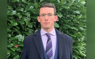 O professor Enoch Burke foi preso na Irlanda. (Foto: Reprodução/Twitter/Enoch Burke)