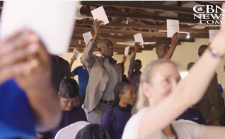 Há mais de 5 mil tradutores no país africano traduzindo as Escrituras em 20 idiomas nativos. (Foto: Reprodução/CBN News).