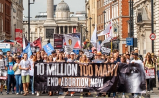 Evento reuniu 7.000 nas ruas de Londres. (Foto: Marcha pela Vida Reino Unido)