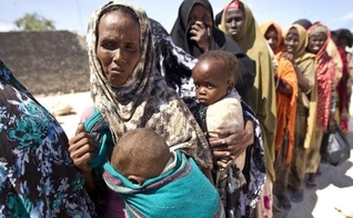 Fila por comida, na Somália. (Foto: Flickr/DFID/UK Departament for International Development)