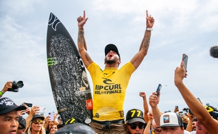 Filipe Toledo é campeão mundial de surf 2022. (Foto: Reprodução/Twitter/World Surf League)