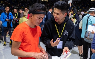 O Festival da Alegria em Ulaanbaatar teve mais de 2.000 pessoas decidindo seguir Jesus Cristo, incluindo Chuluu* (à esquerda). (Foto: Associação Evangelística Billy Graham)