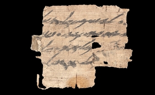 Fragmento de papiro. (Captura de tela/Autoridade de Antiguidades de Israel)